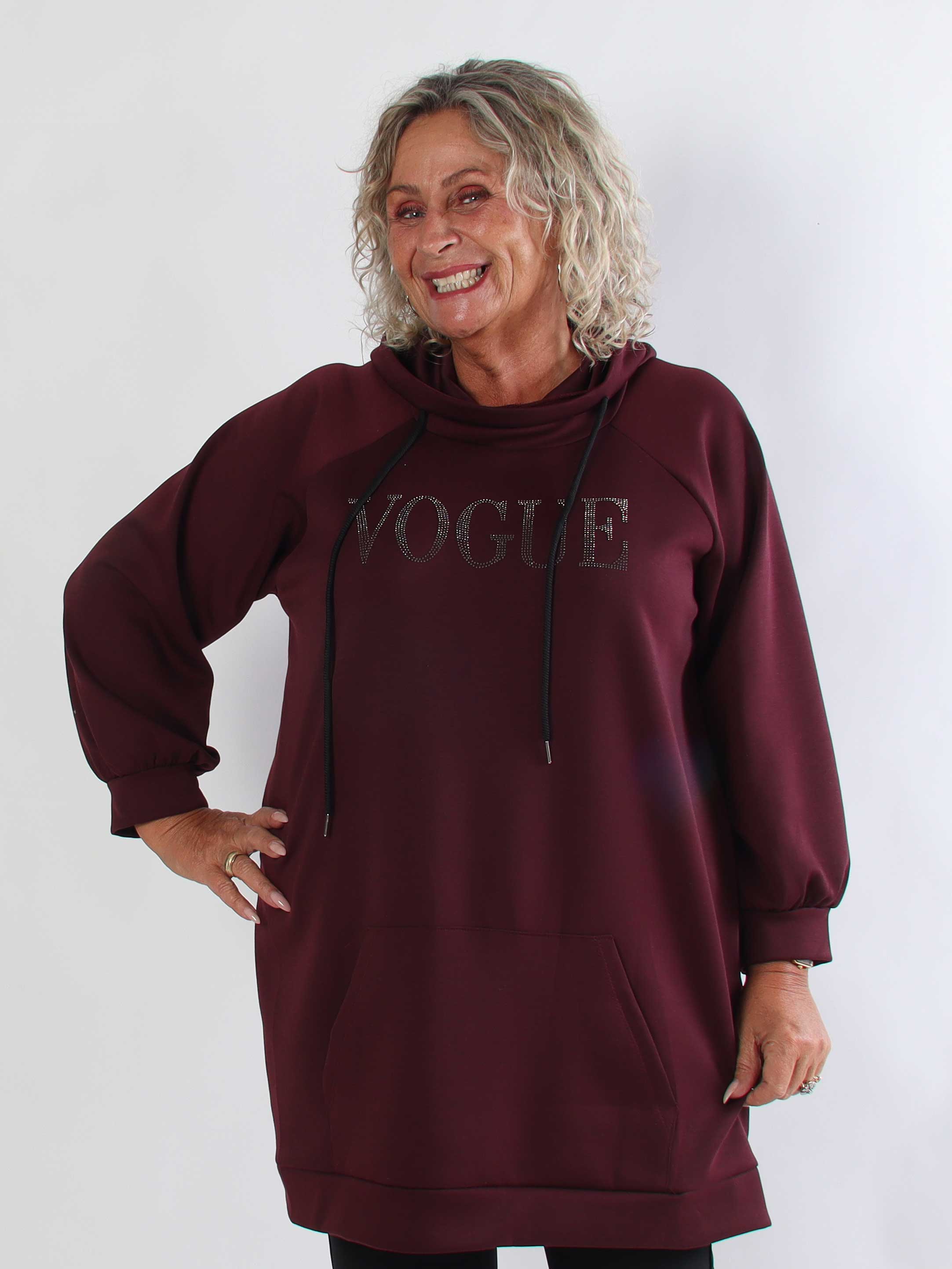 Thalia - Blød plus size joggingkjole med VOGUE stående på brystet